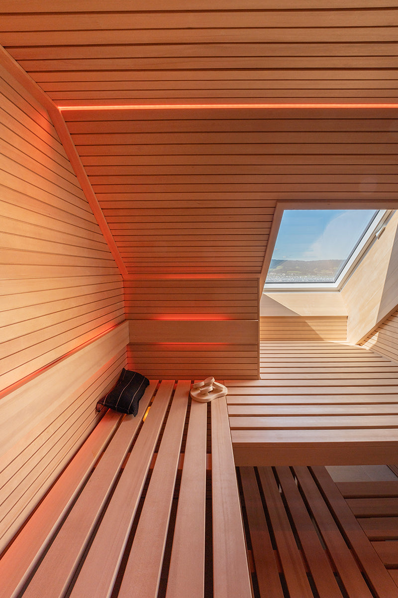 Innensauna mit Dachschräge, Infrarotsitz und integriertem Dachfenster