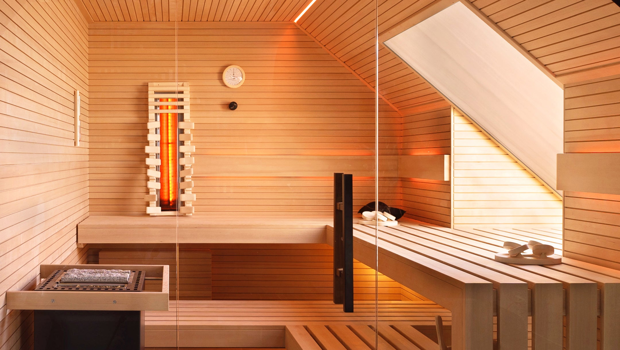 Innensauna mit Dachschräge, Infrarotsitz und integriertem Dachfenster