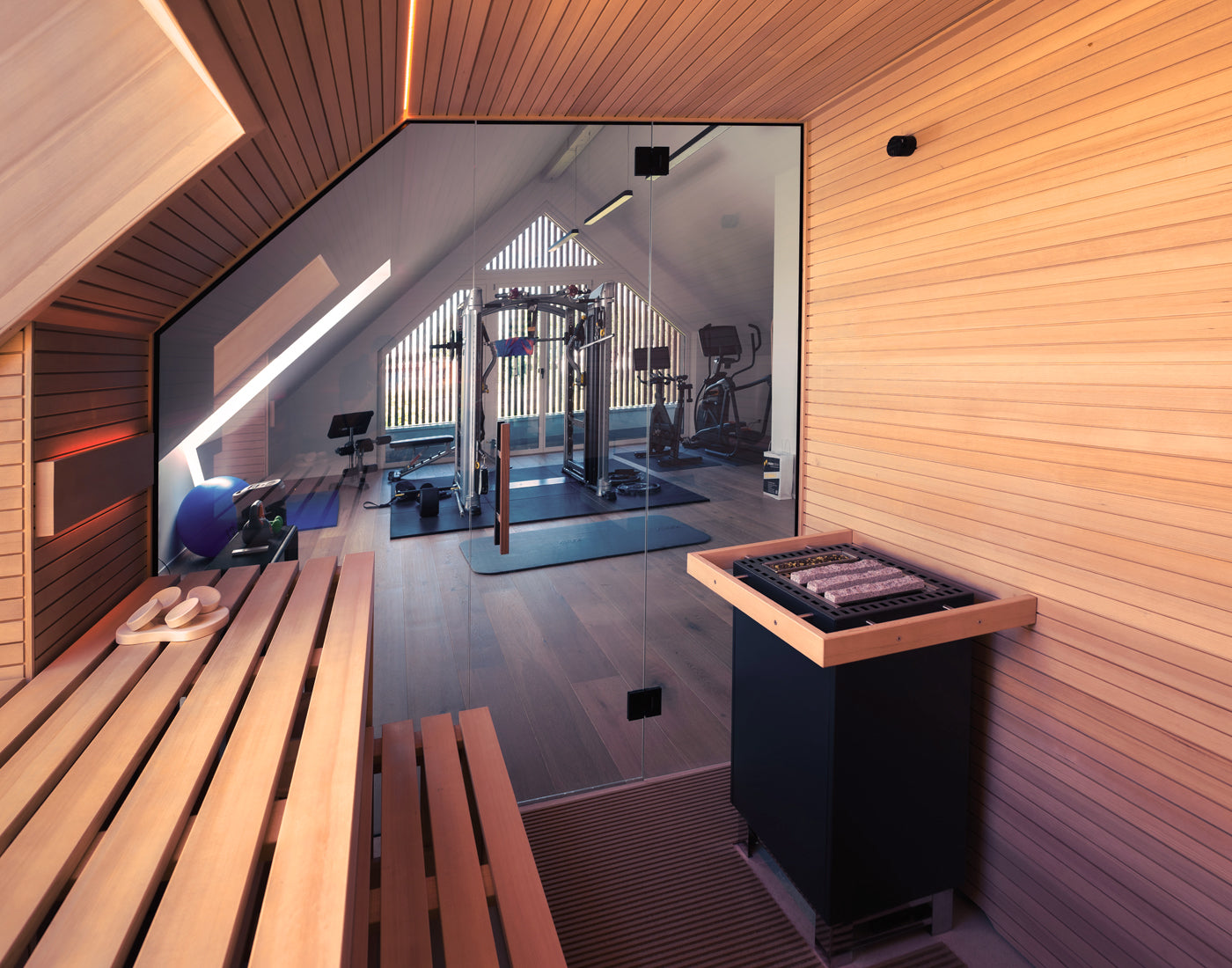 Innensauna in Fitnessraum mit Dachschräge, Infrarotsitz und integriertem Dachfenster