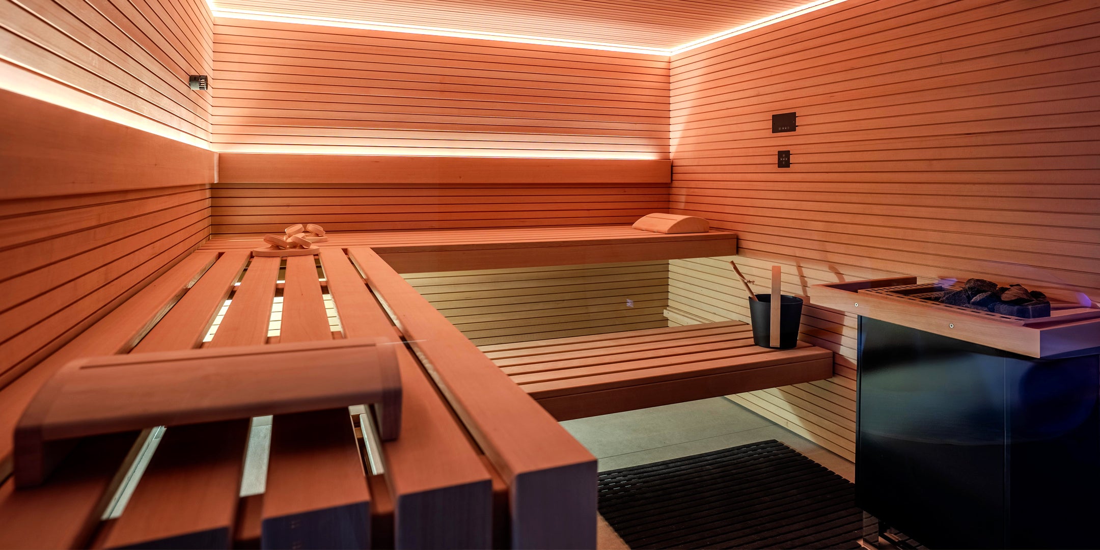 Innensauna mit modernem Hemlock Stabprofilholz und Farblicht