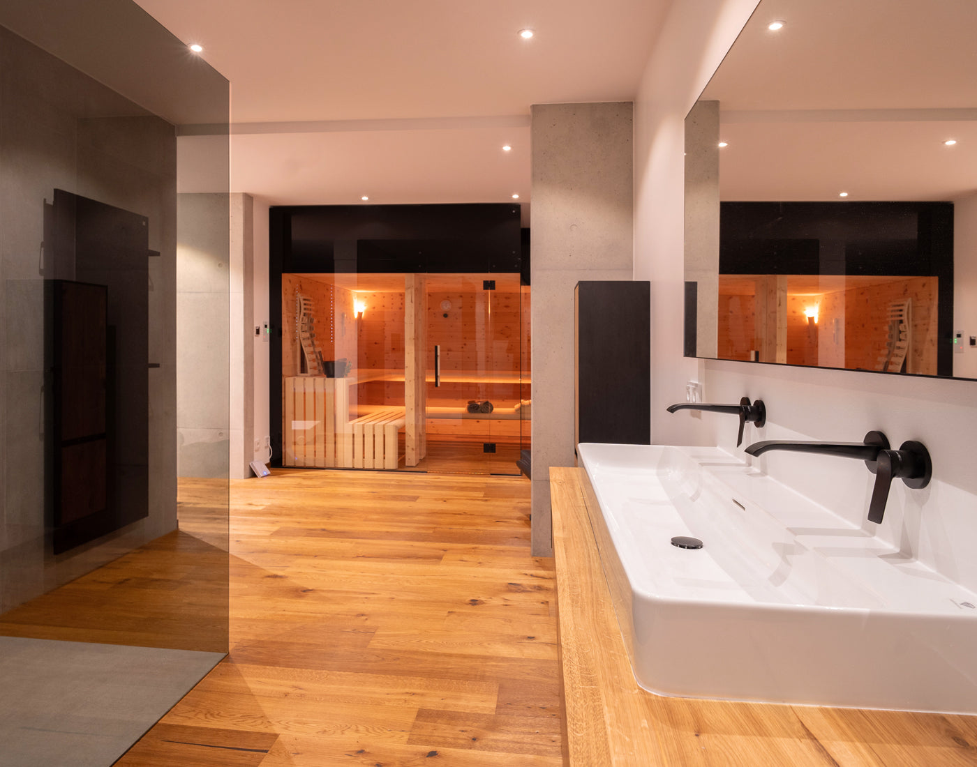 Helle Innensauna integriert in großzügigem Badezimmer