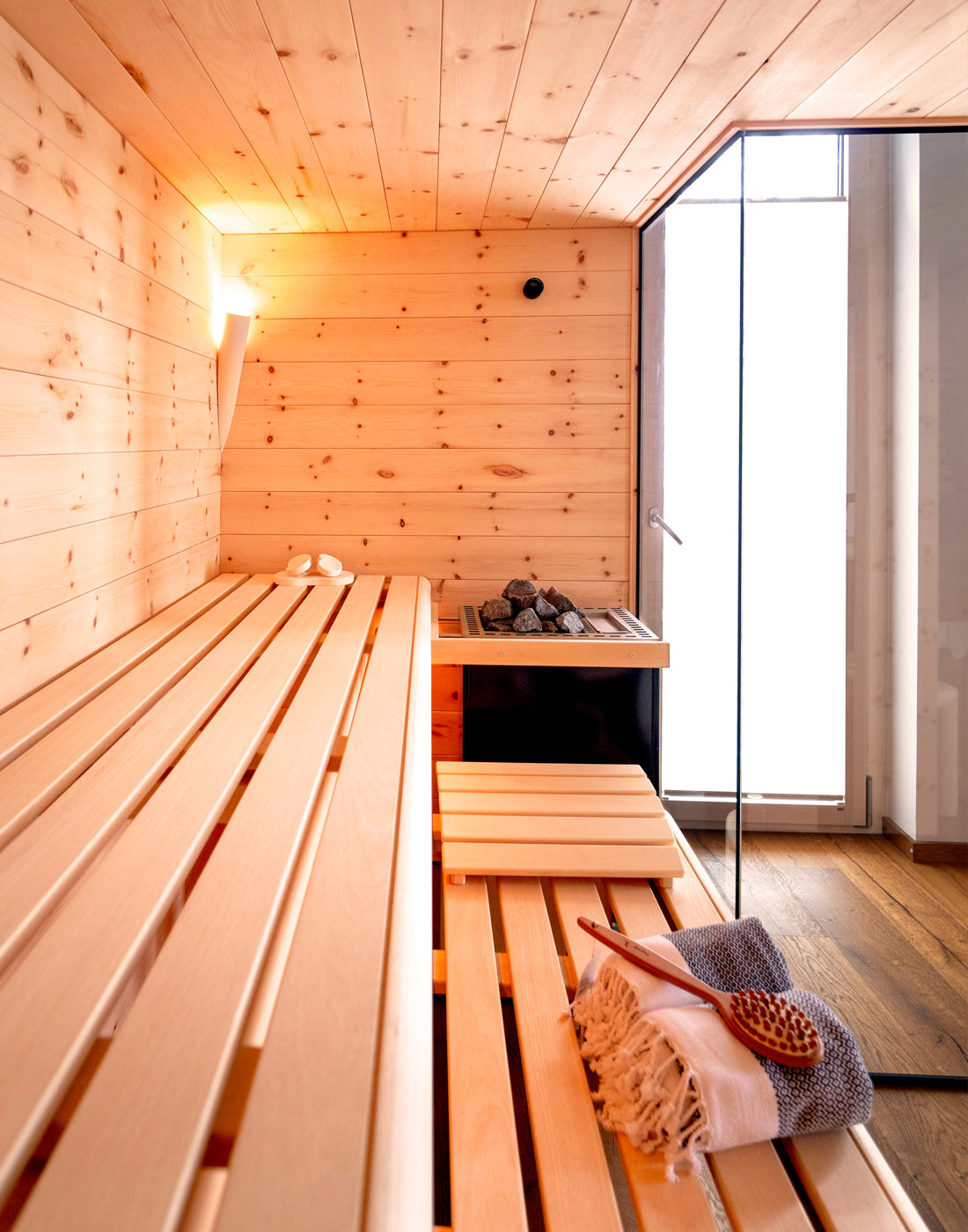 Helle Innensauna im Wohnraum mit Glas