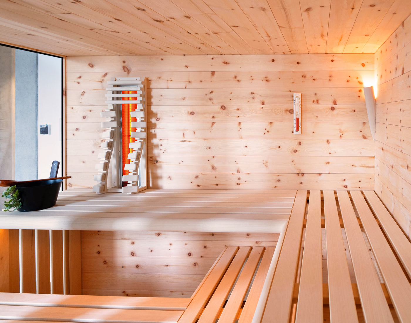 Helle Innensauna in Zirbe mit Infrarotsitz