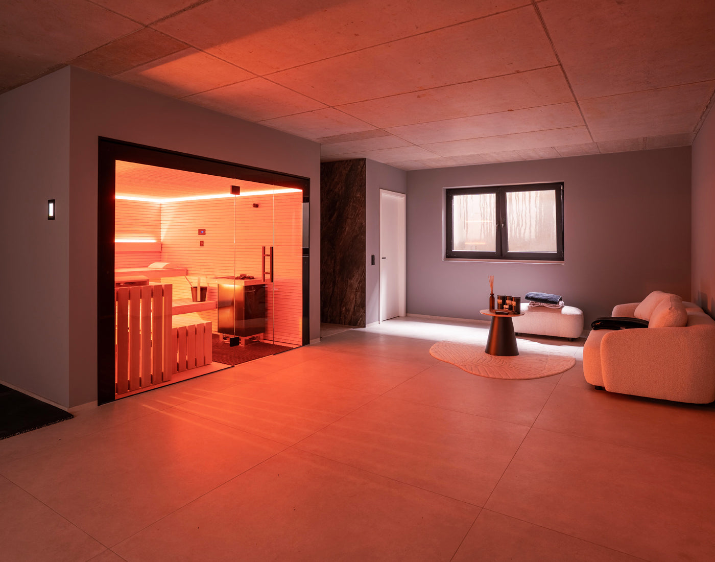 Referenzen im privaten Bereich, moderne Sauna im Untergeschoss mit Lichtakzenten, Loungecharakter im Keller