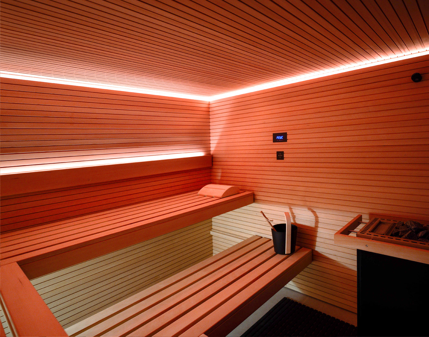 Referenzen im privaten Bereich, moderne Sauna im Kellergeschoss mit Lichtakzenten