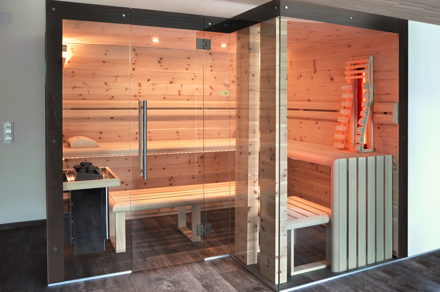 Saunamodell Natura in Zirbe, Dreifachkombination von finnische Sauna, Biosauna, vollwertige Infrarotkabine.