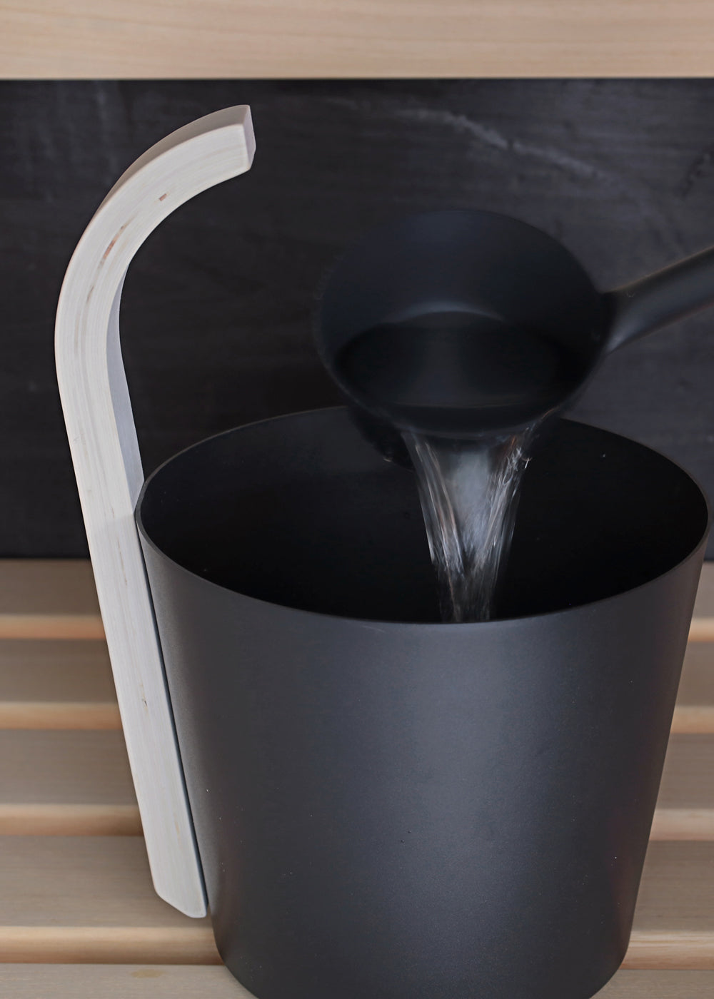 Finnische Sauna mit Aufgusstopf und Kelle, Aufgusswasser mit Saunaaufgusskonzentrat