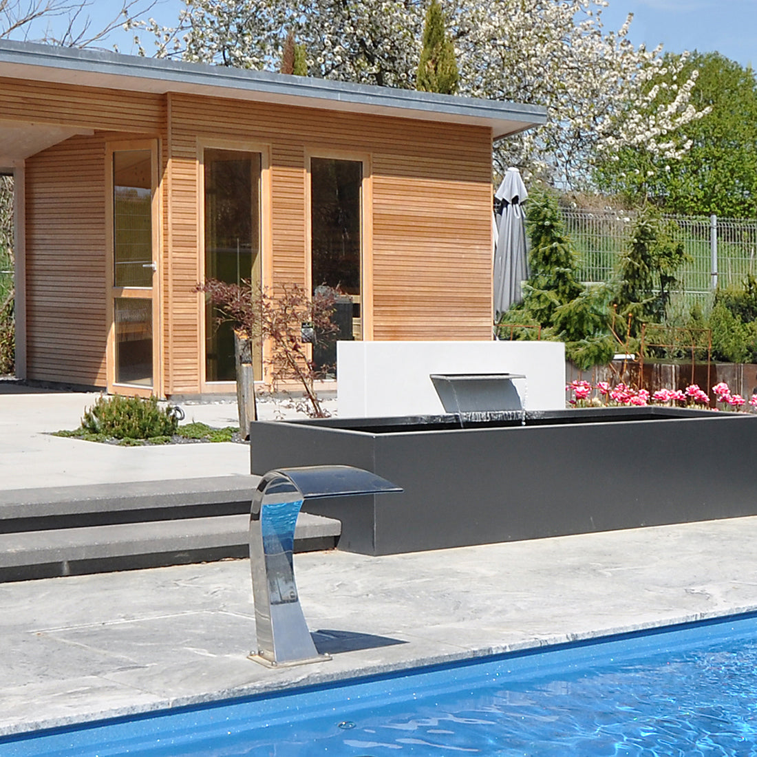 Außensauna, Außenverkleidung in Stabprofil Hemlock mit luxuriösem Poolbereich