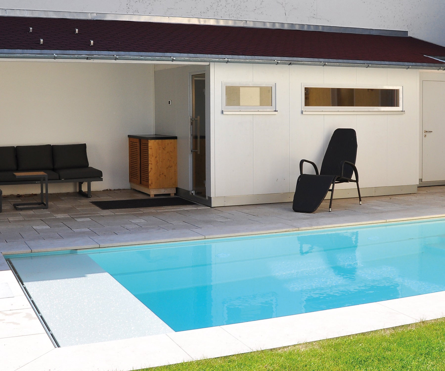 Außensauna integriert in Gebäude, Ruhebereich, Pool