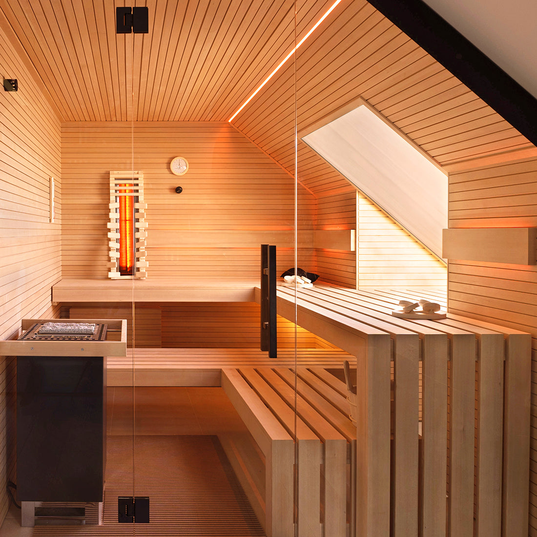 Sauna in Dachschräge im modernen Design mit großem integrierten Dachfenster und Infrarotsitzplatz