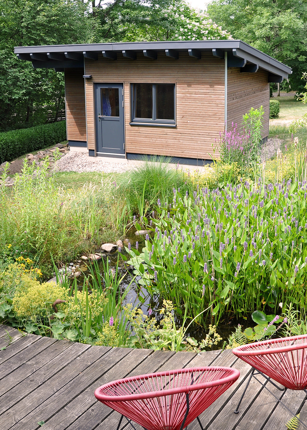 Außensauna im Garten, Teich, Natur, Blumen