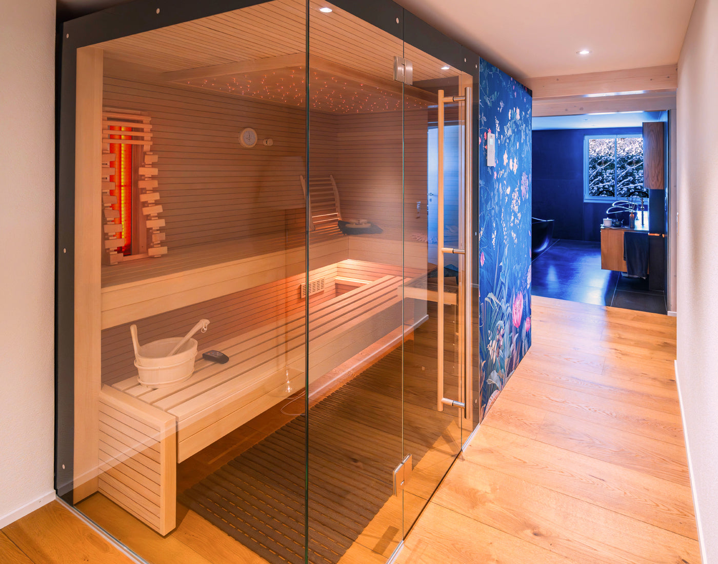 Innensauna in Badezimmer mit Sternenhimmel, Infrarotsitz, Außenverkleidung mit floralem Muster