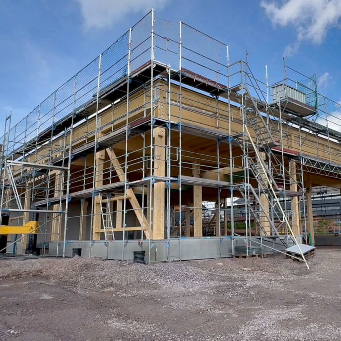 Neubau des Fimensitzes in Rickenbach;  Rohbau mit Gerüst