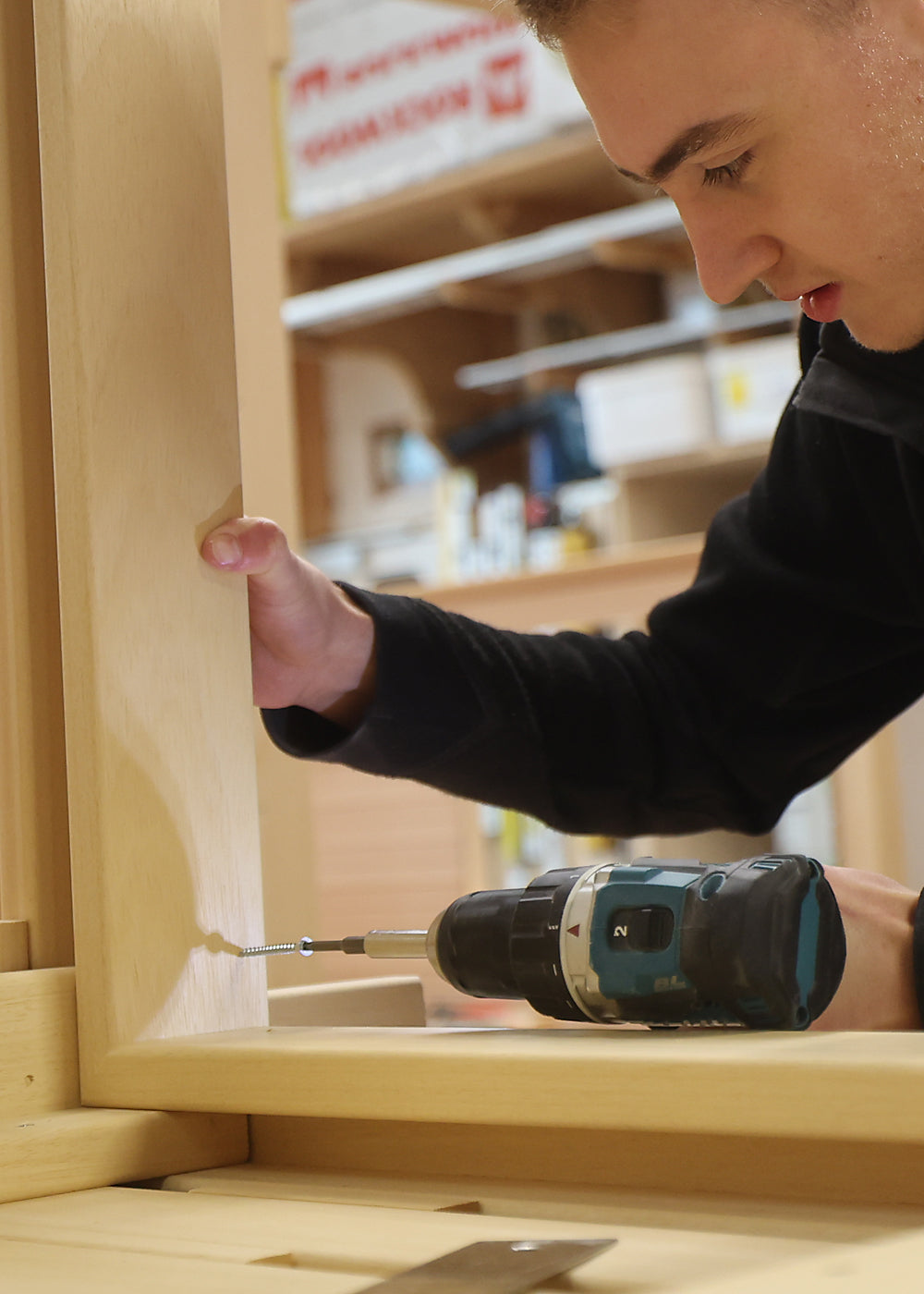 Mitarbeiter in Werkstatt beim Bohren, Präzession und Qualität, alles über unsere Firma