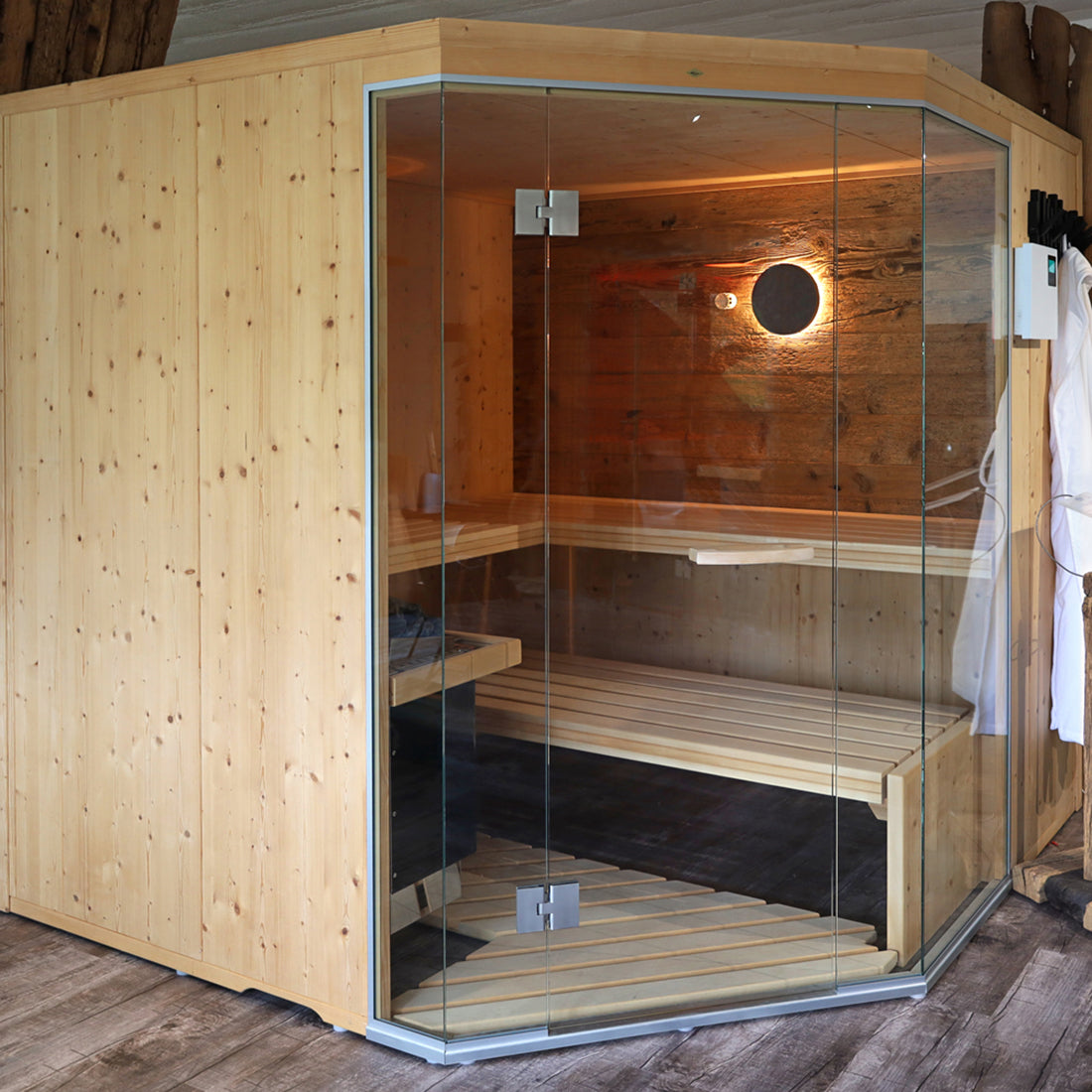 Saunamodell Massiva aus nordischem Fichtenholz mit Altholzwand und großer Glasfront