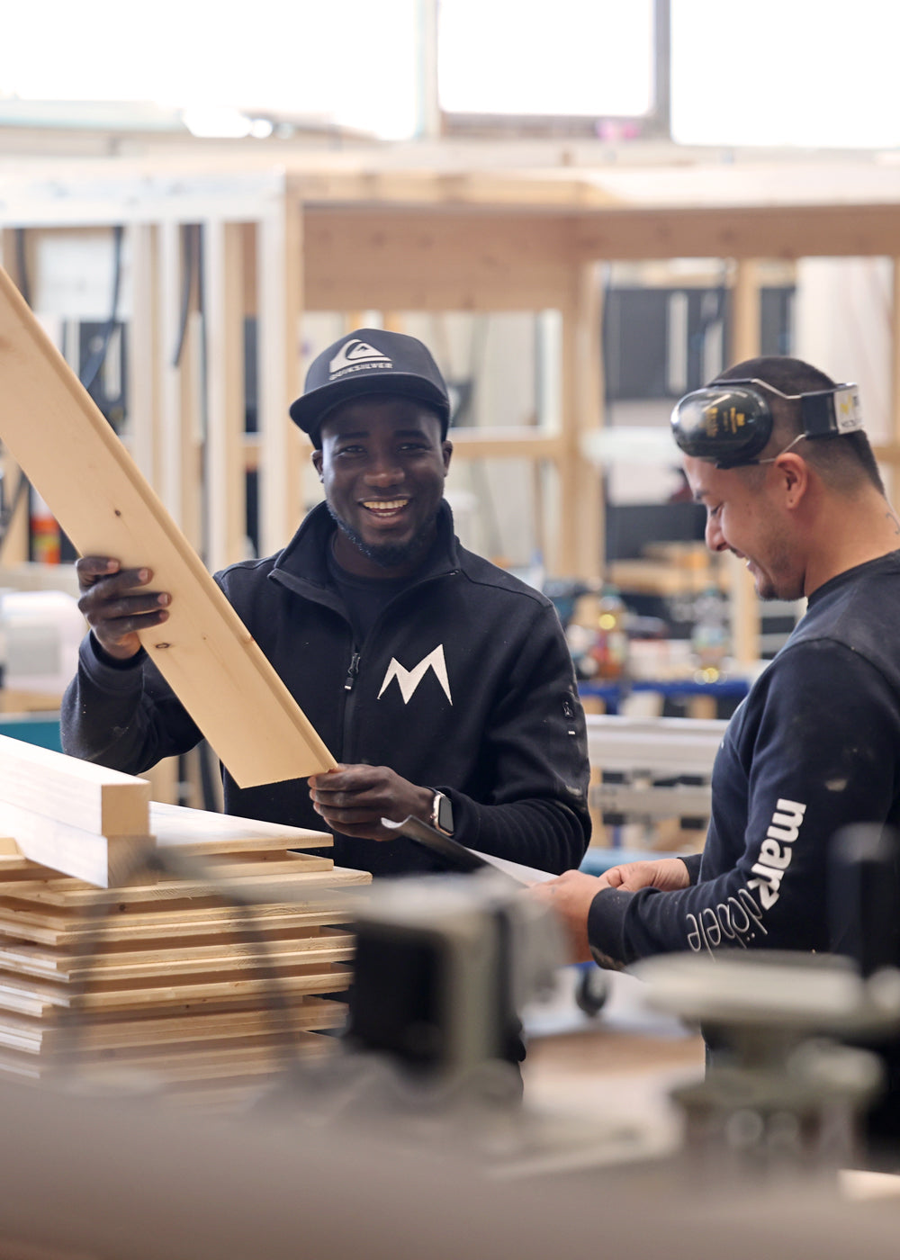 Teamseite, offene Stellen. Mitarbeiter in Werkstatt