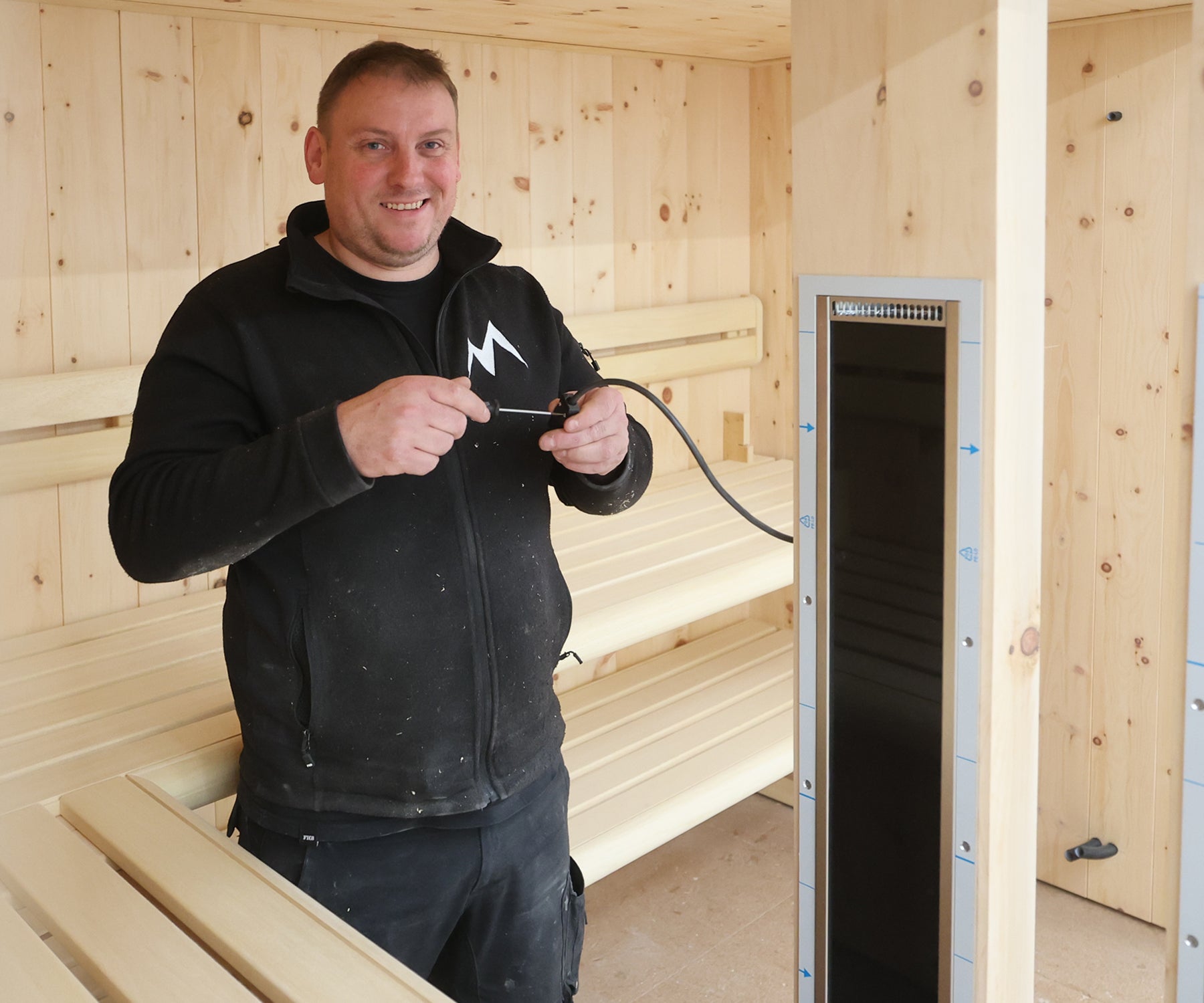 Unsere Schreinerwerkstatt, das Herzstück unserer Firma, Mitarbeiter in Saunakabine