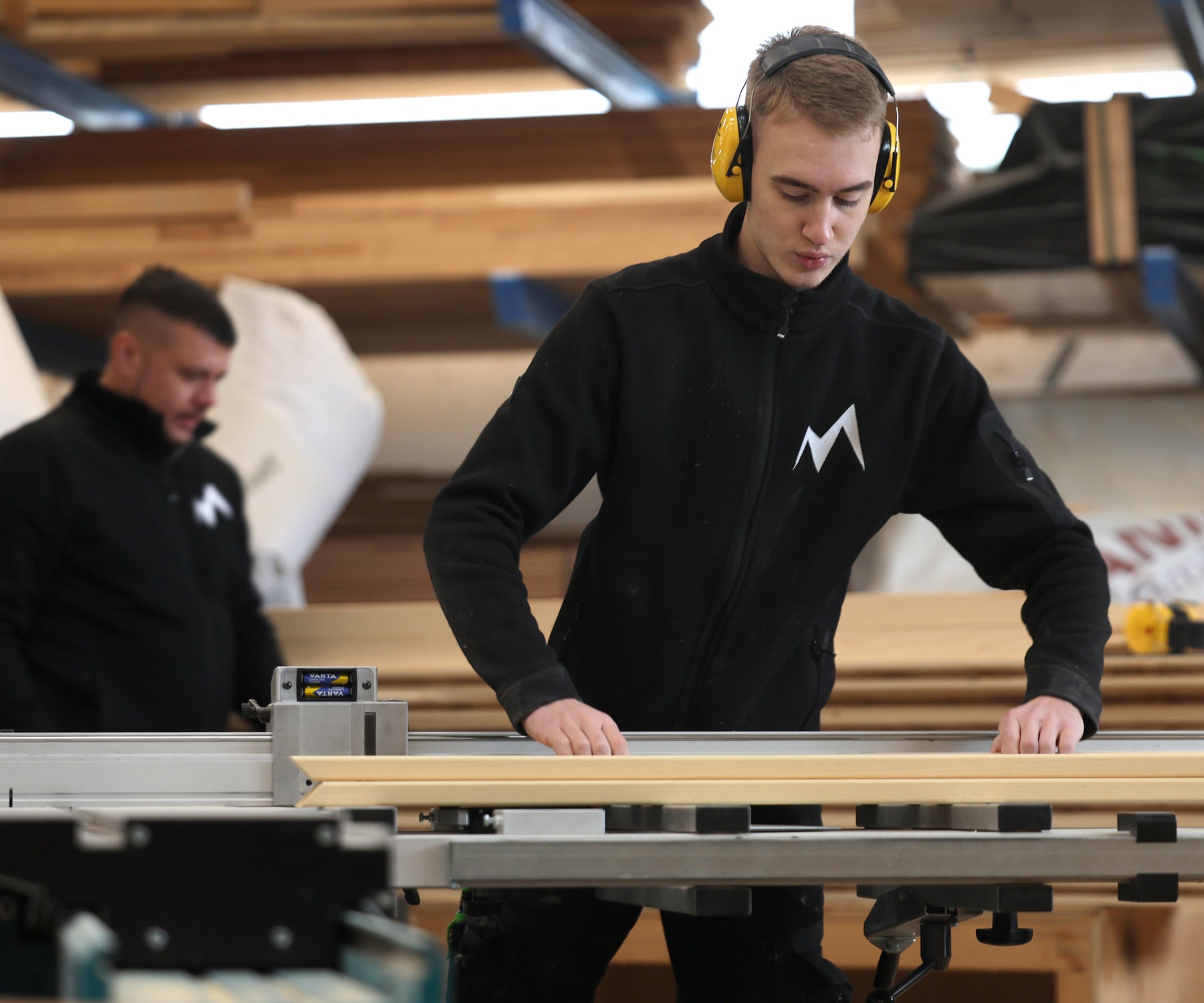 Unsere Schreinerwerkstatt, das Herzstück unserer Firma, Mitarbeiter in Werkstatt