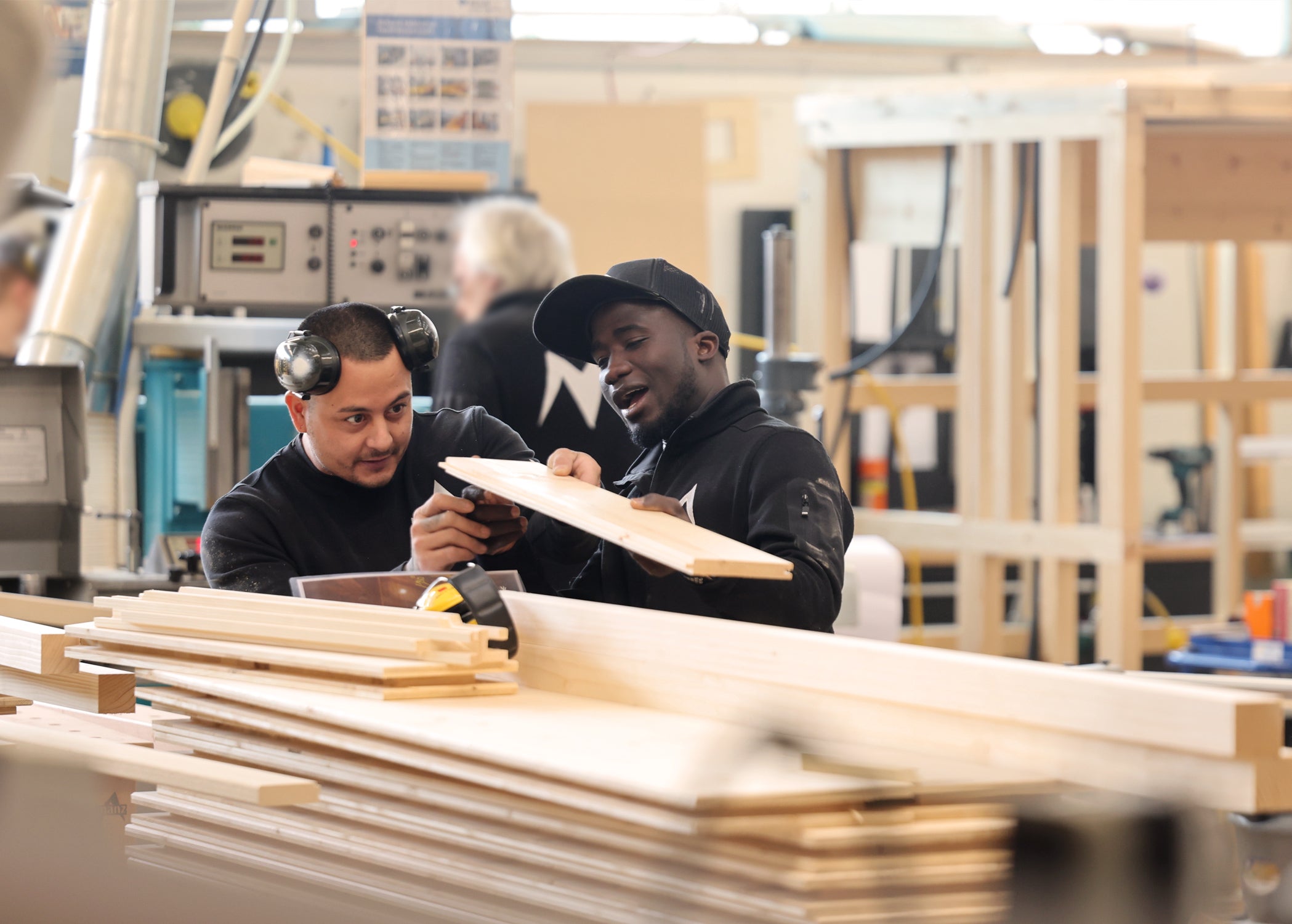 Werkstatt von Manz Döbele in Murg am Hochrhein, Mitarbeiter in Werkstatt, Saunen Made in Germany