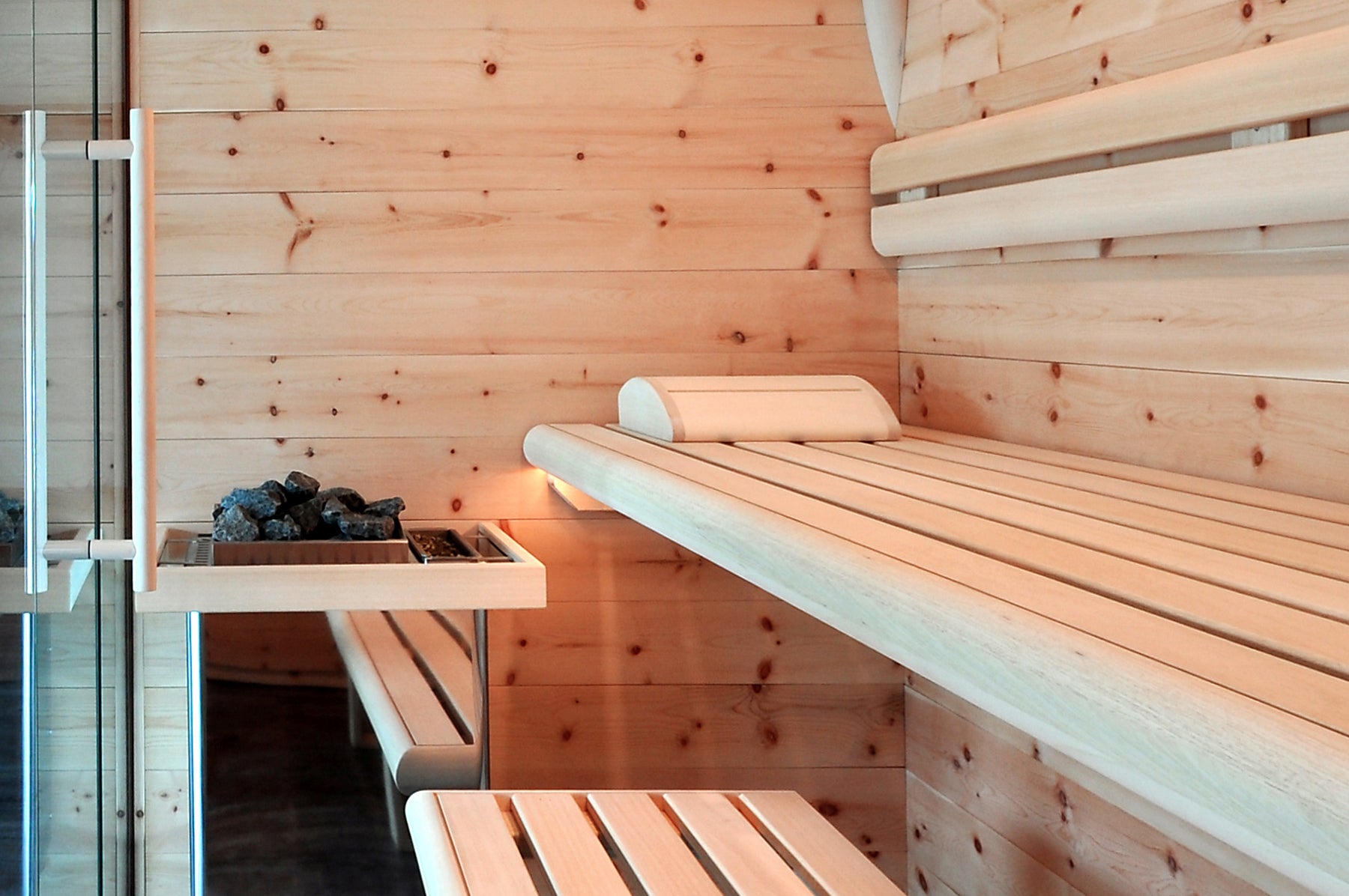 Saunamodell Natura in Zirbe, Drei­­fach­­kom­bi­­nation von fin­nische Sauna, Bio­sauna, voll­wertige Infra­rot­­kabine. 