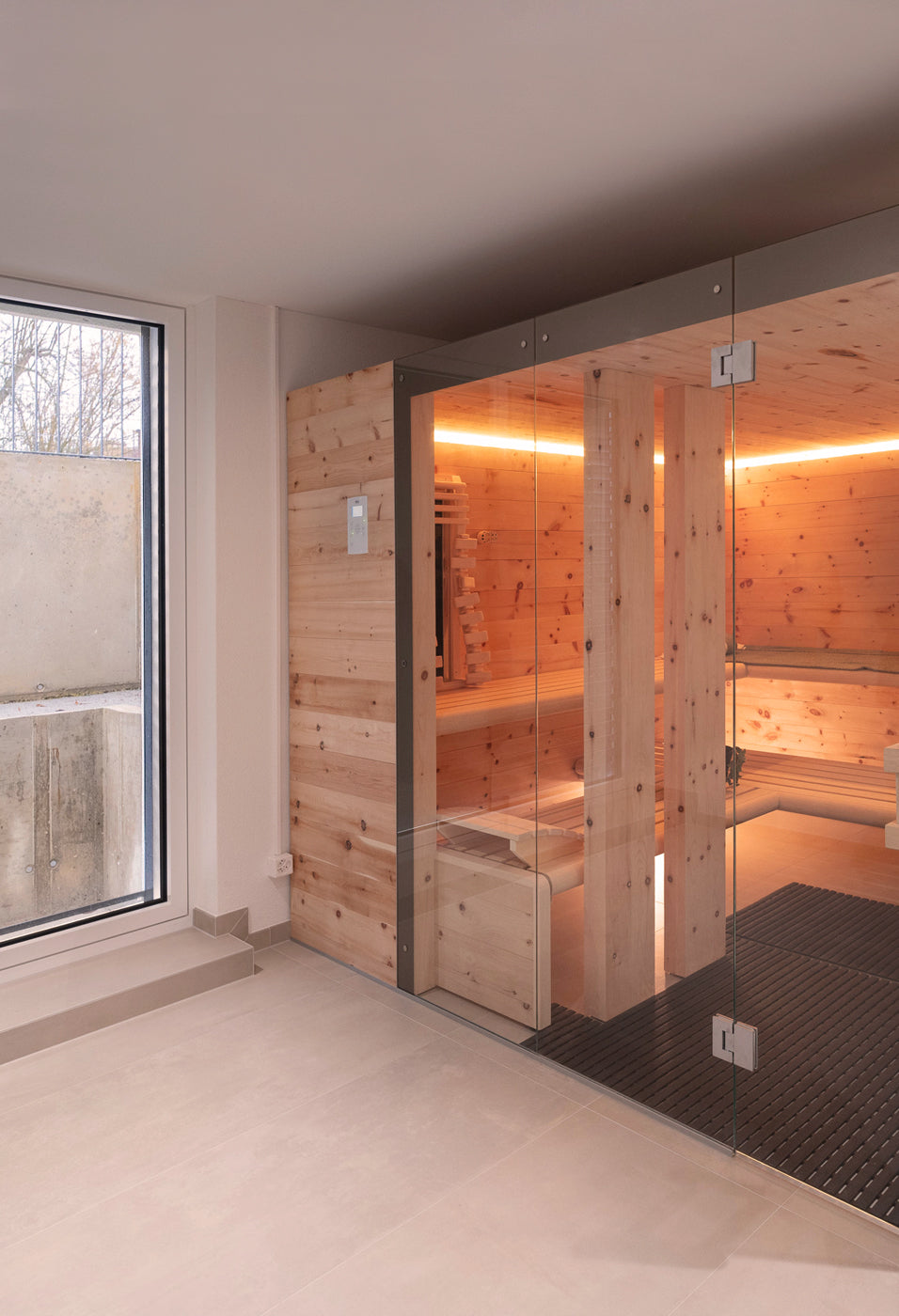 Sauna im Keller in Zirbenholz mit Infrarotsitzplatz und Farblicht für ein gemütliches Ambiente