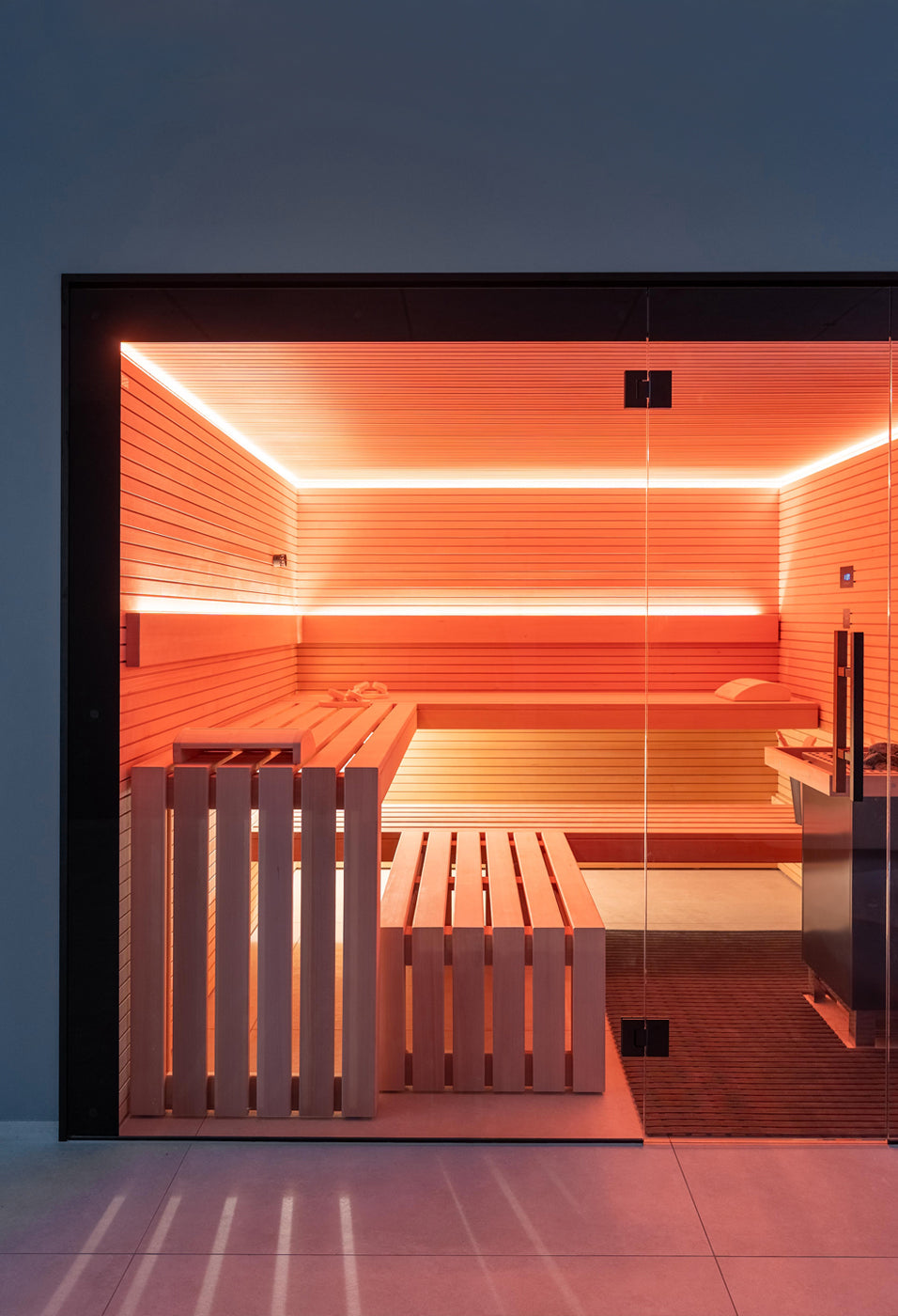 Innensauna mit Farblicht im modernen Design
