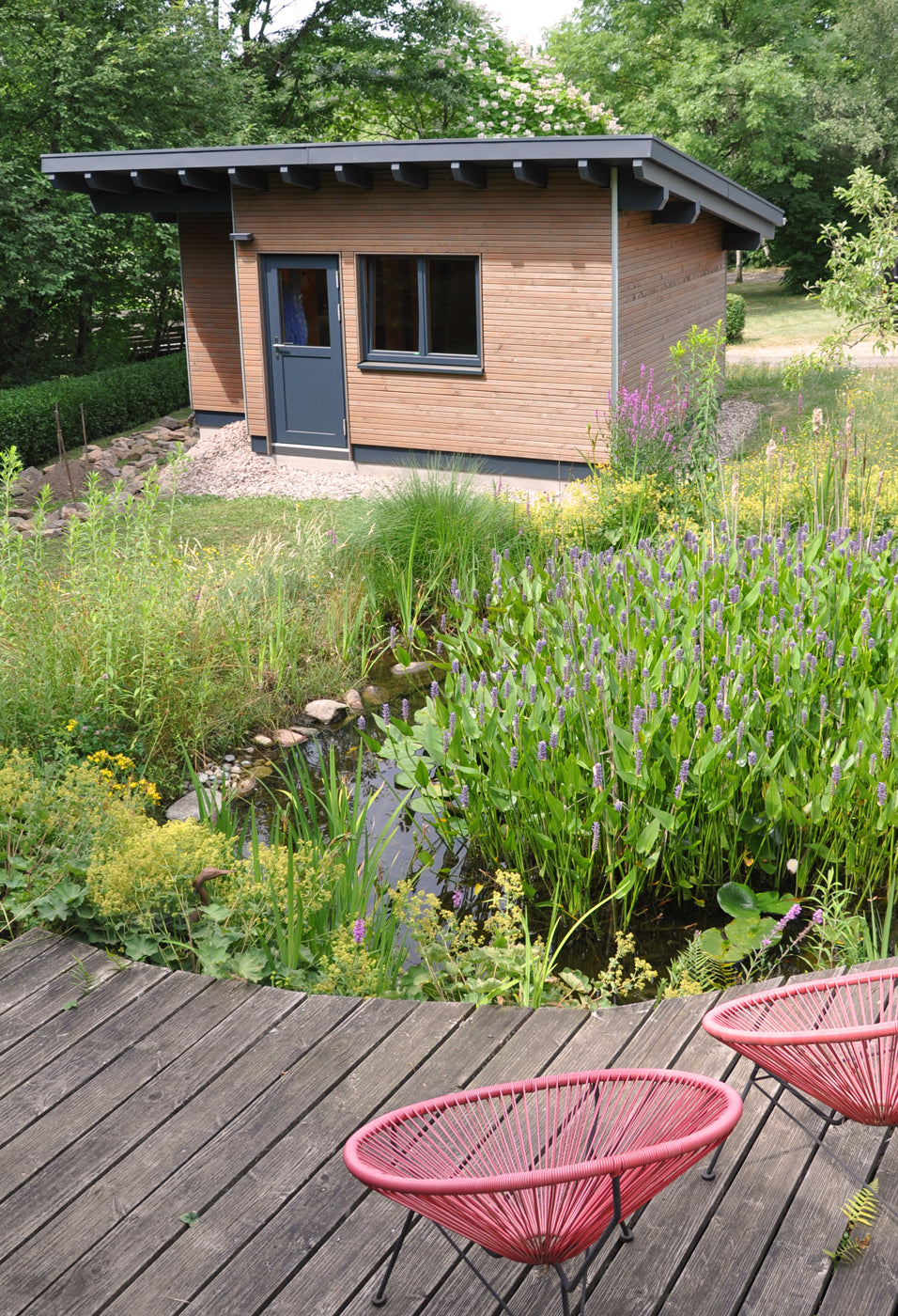 Außensauna im eigenen Garten mit Teich 