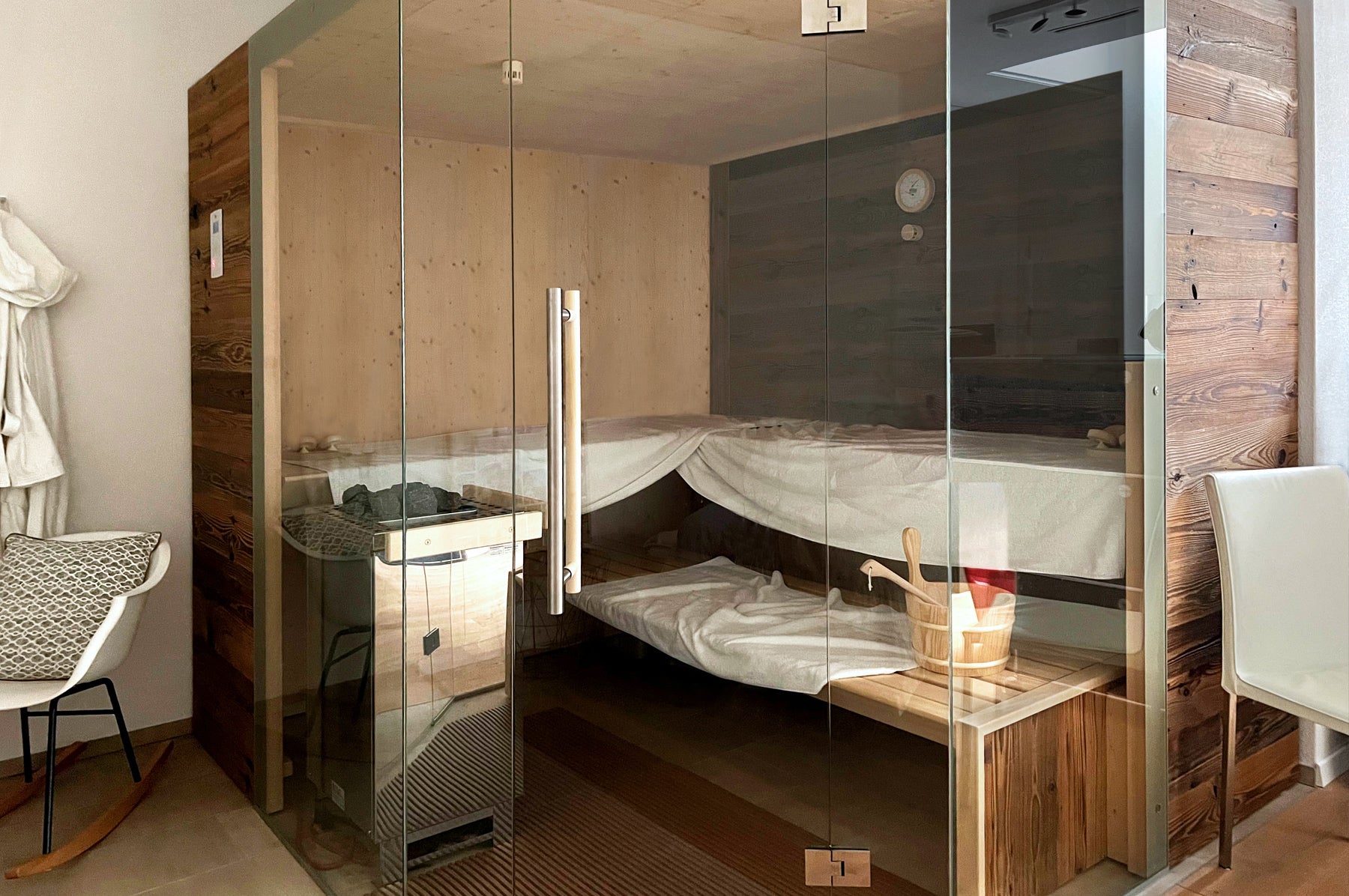 Sauna Sale, Saunamodell Massiva mit gebürstetem Altholz, Innenansicht 