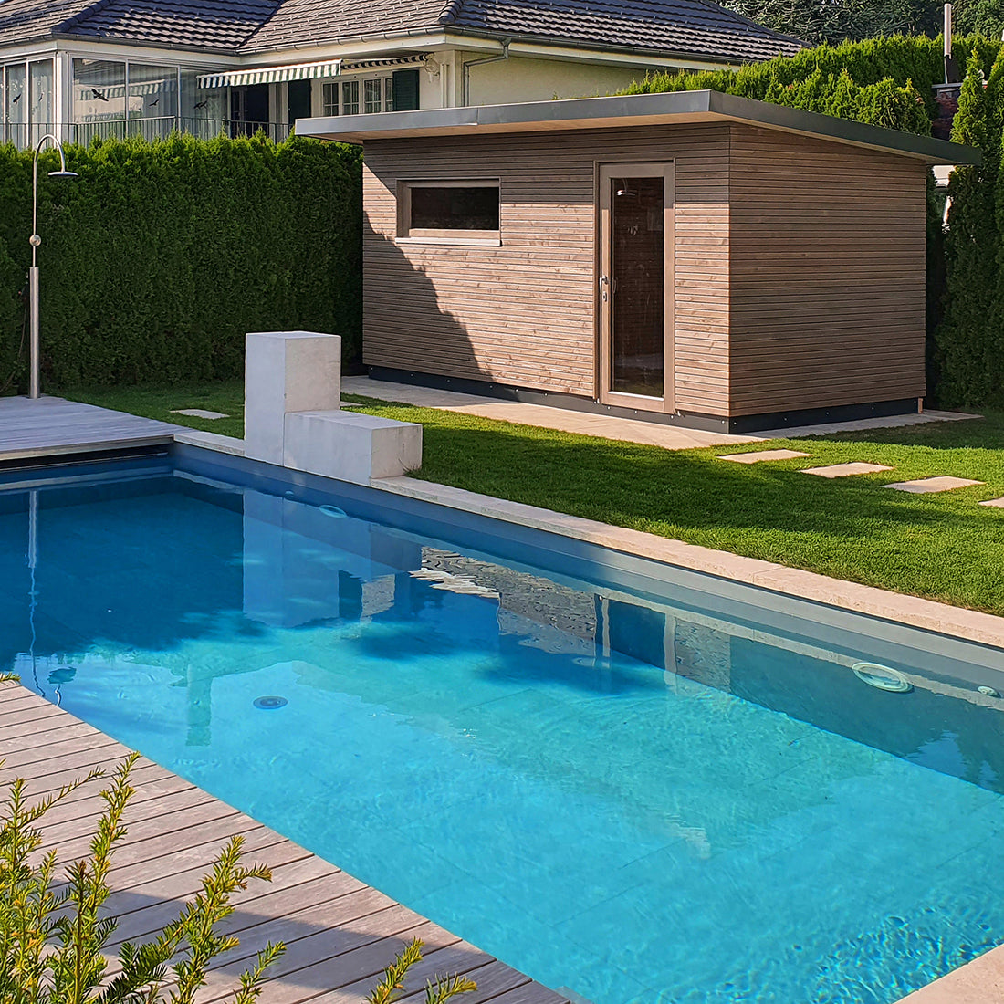 Gartensauna von MANZ DÖBELE mit Pool