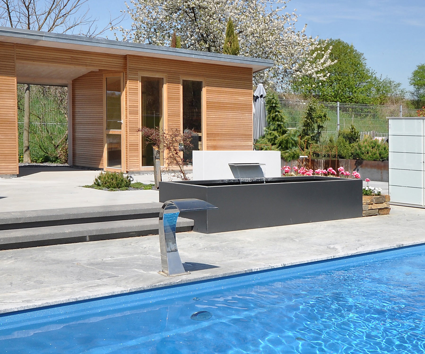 Außensauna mit Geräteraum, Pool