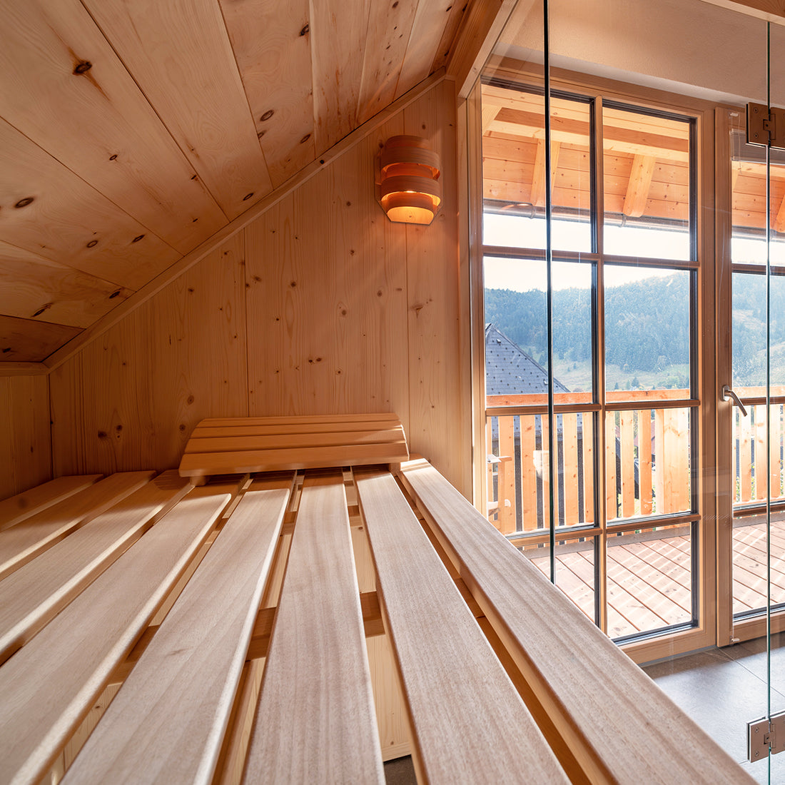 Einbau Sauna in Dachschräge mit großzügiger Glasfront