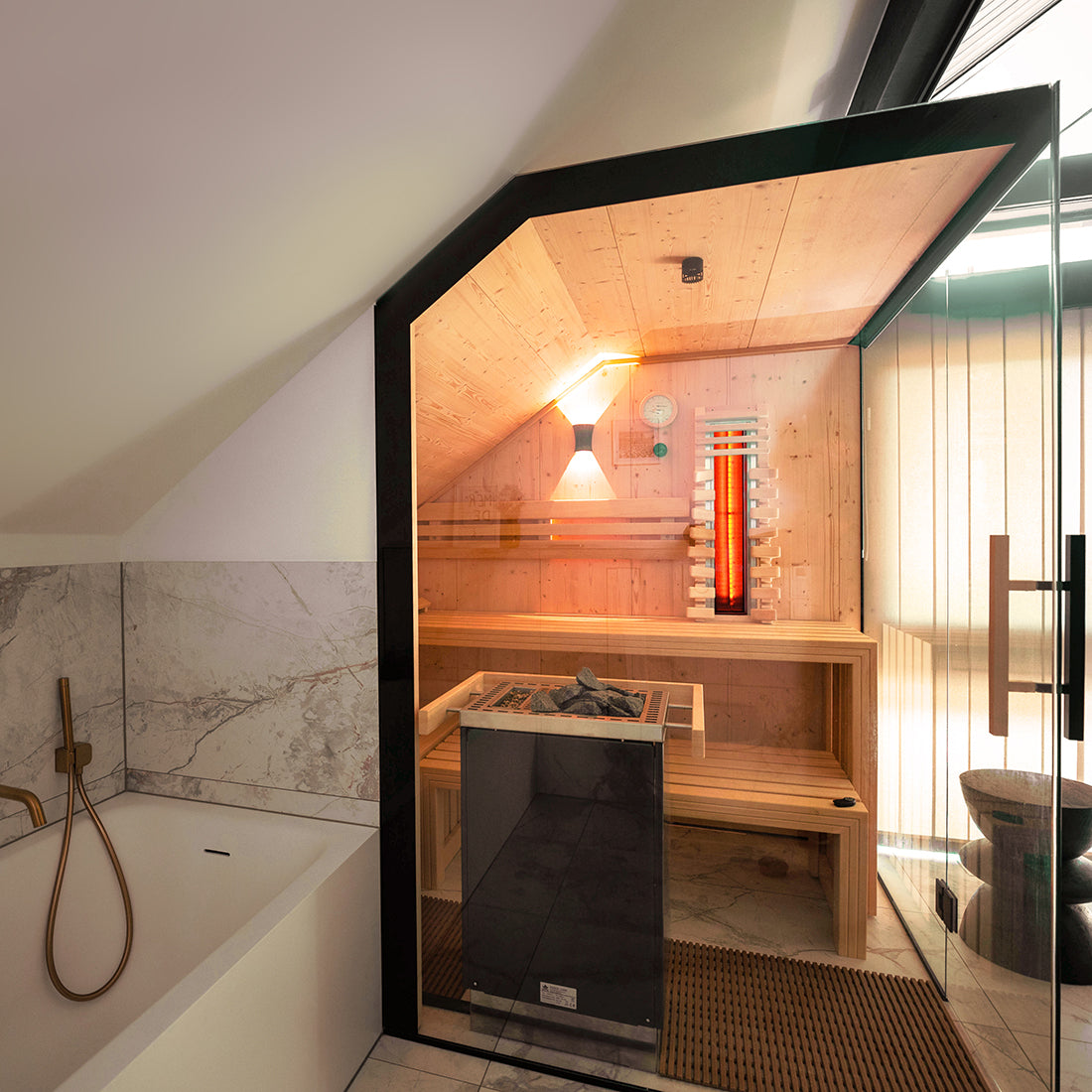 Einbau Sauna in Dachschräge in Badezimmer, mit großzügiger Glasfront und Infrarotzitzplatz
