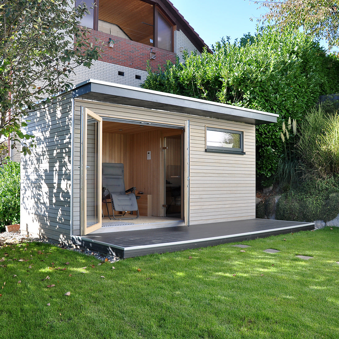 Gartensauna von MANZ DÖBELE mit geräumigem Vorraum