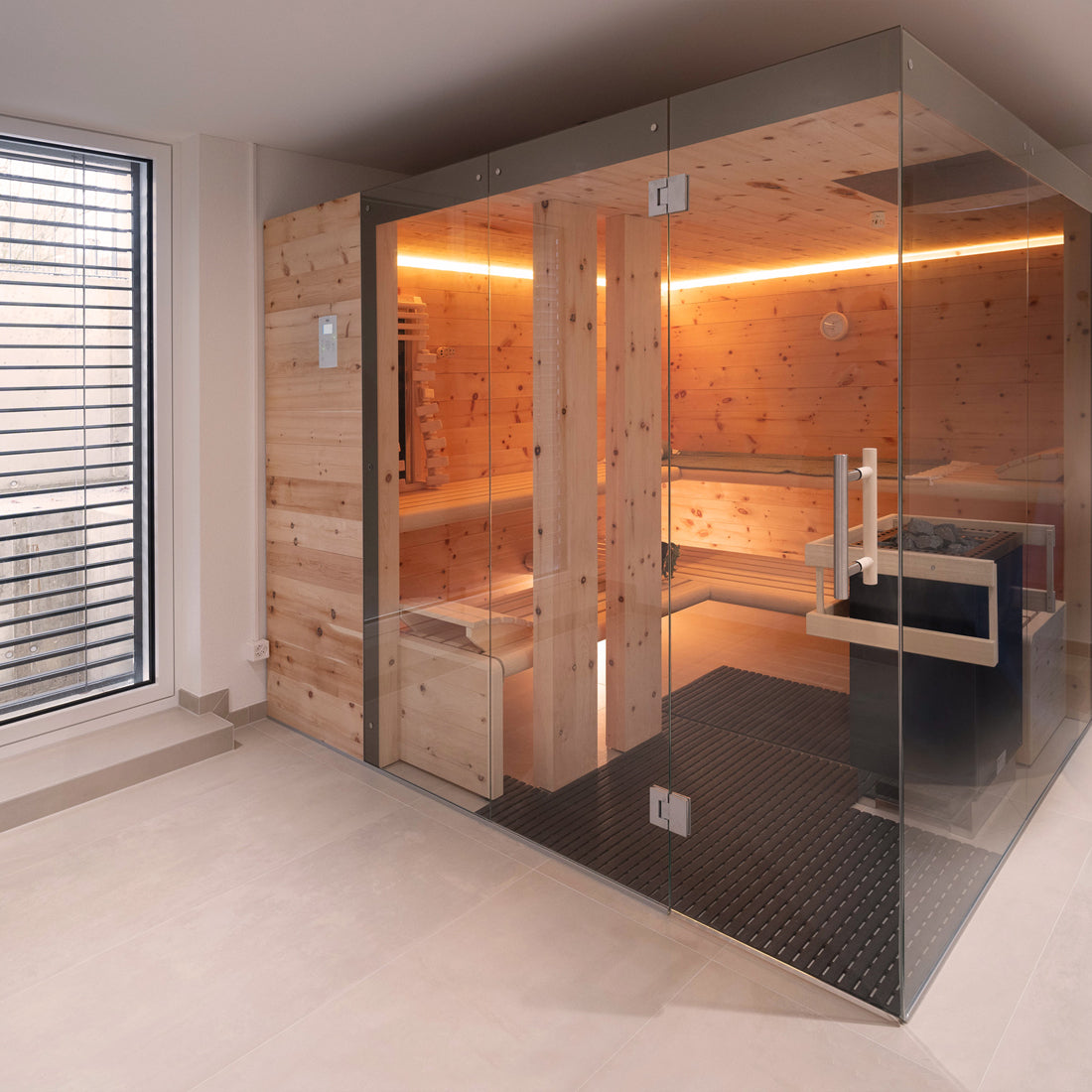 Sauna im Keller mit großer Glasfront, Infrarotsitz und Farblicht für ein behagliches Ambiente