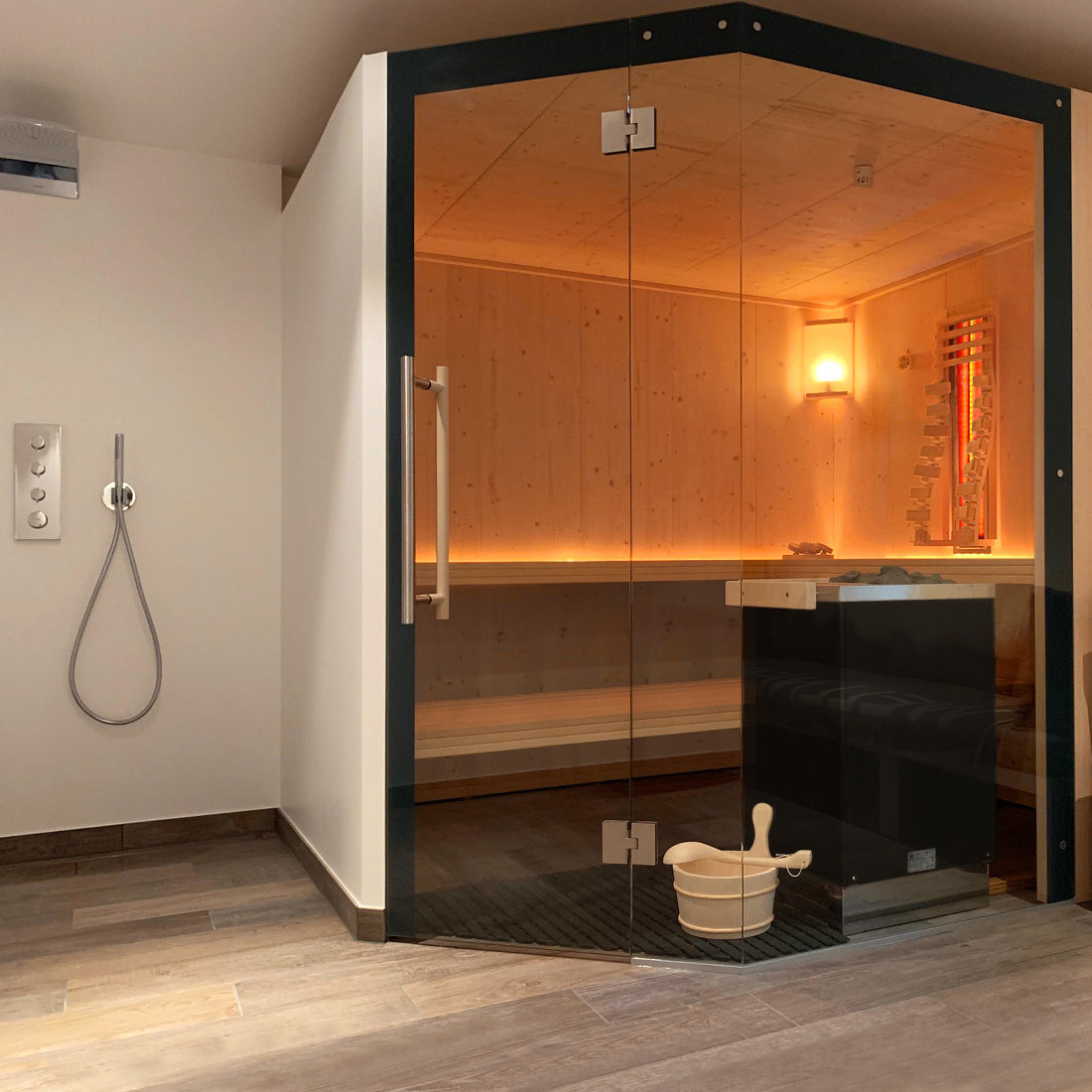 Sauna im Keller mit großer Glasfront und Infrarotsitzplatz