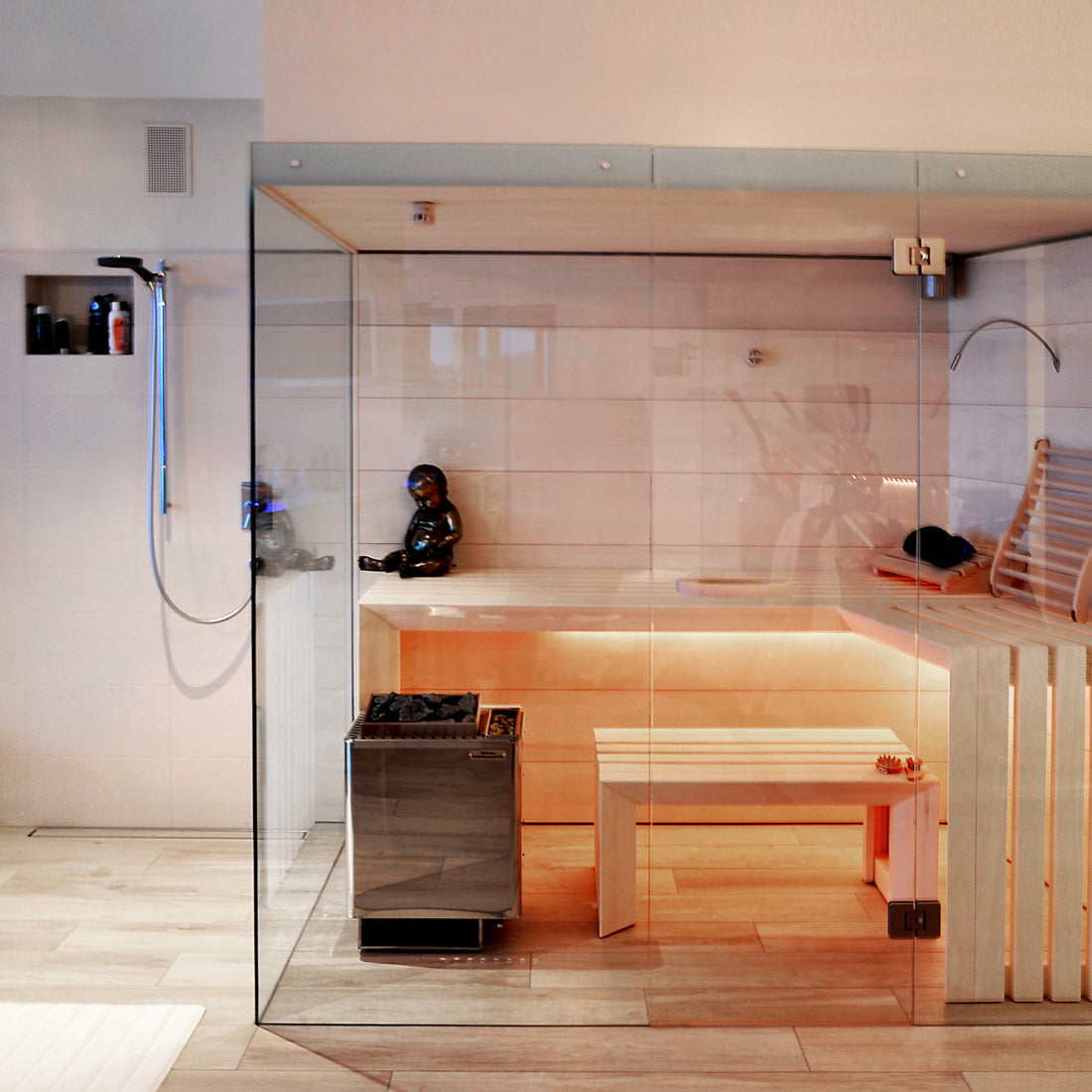 Sauna im Keller mit großzügiger Glasfront
