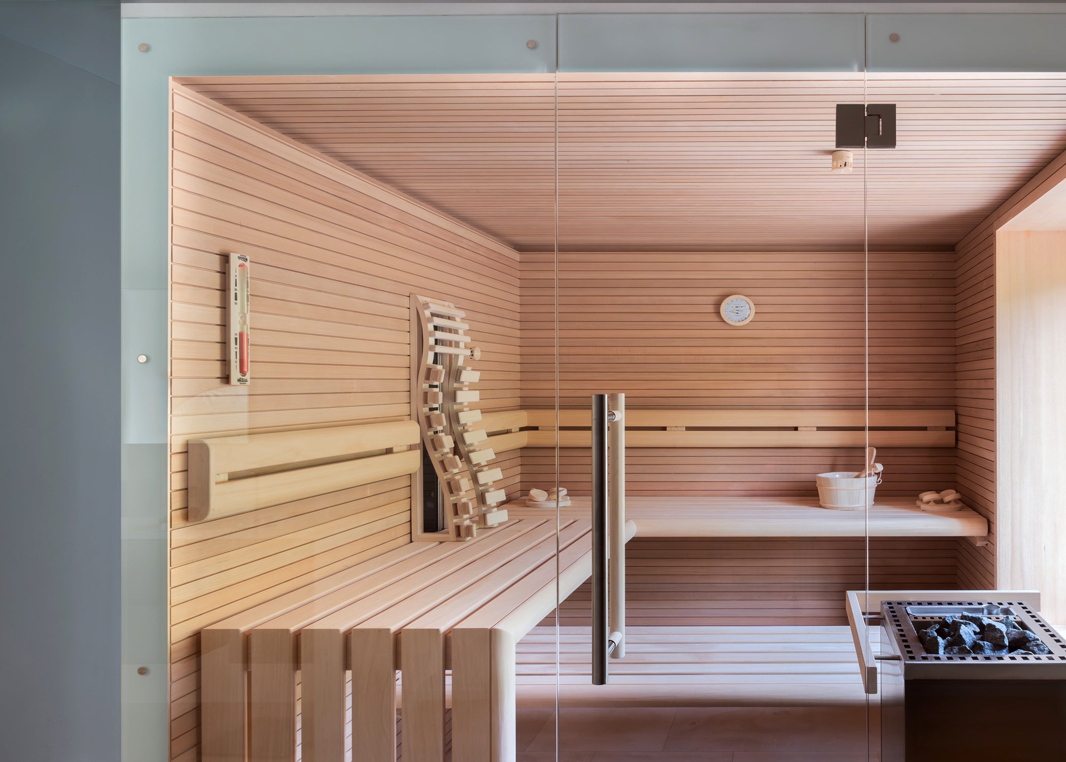 Saunaausstattung, Innensauna Picoglasfront mit Farbstreifen, integriertes Fenster