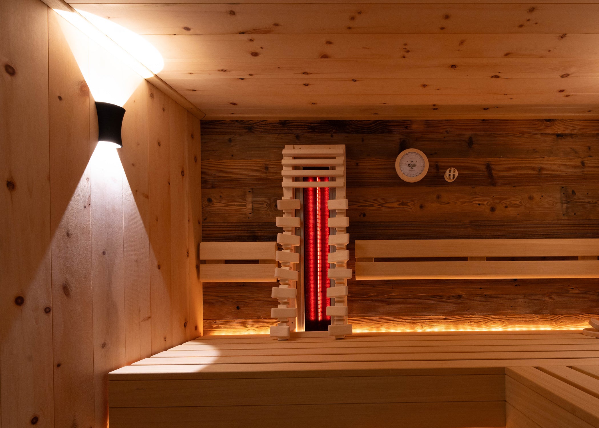Saunaausstattung, Sauna mit Altholzwand, Infrarotsitzplatz, Lichteffekte