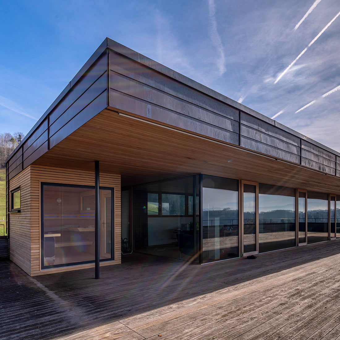Außensauna in Gebäudekomplex, großzügige Terrasse mit Wohnraum