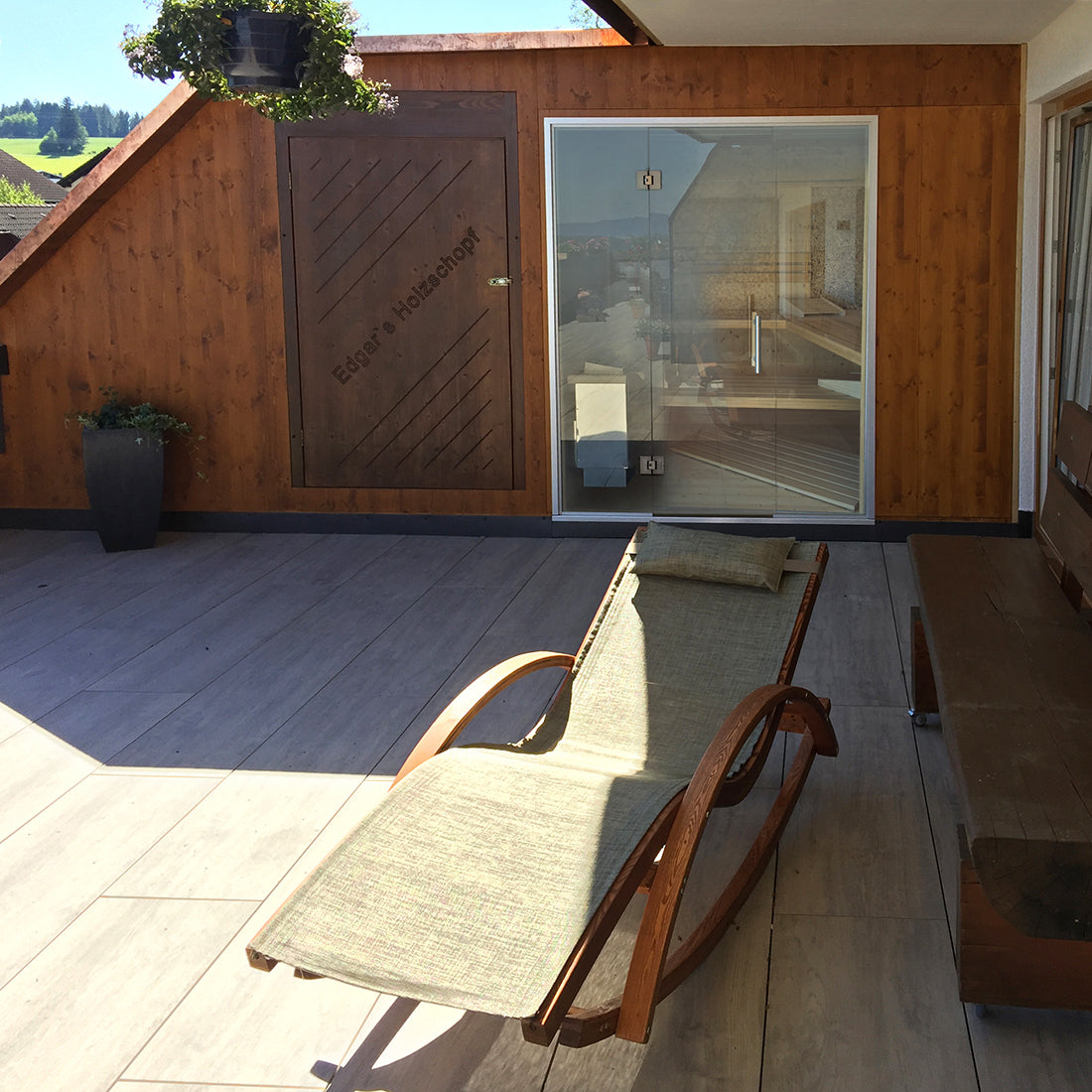 Außensauna auf Terrasse mit integriertem  Holzschopf