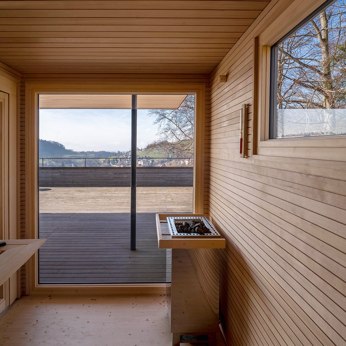 Außensauna in Hemlock Stabprofil, großzügige Terrasse mit toller Aussicht