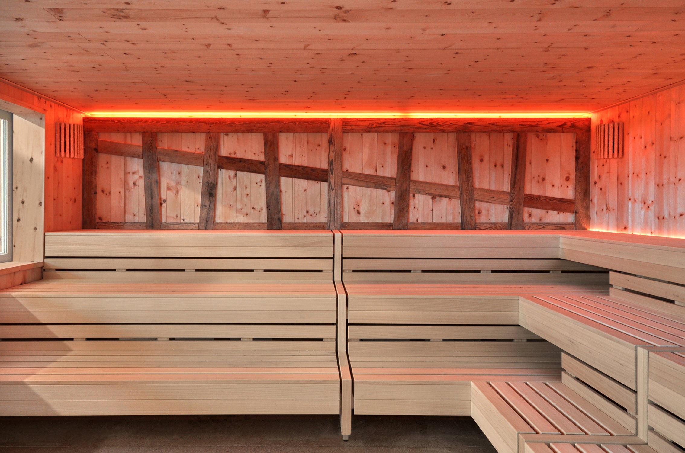 Gewerbliches Wellnessprojekt, rustikale Sauna in Hotel 